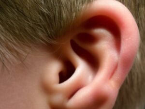 Kiedy przebić dziecku uszy?