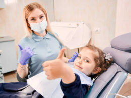 Dziecko u stomatologa na przeglądzie.