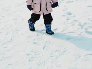 Śniegowce dla chłopca i ocieplacze do śniegowców dziecięcych – jak zadbać o ciepło i komfort zimą