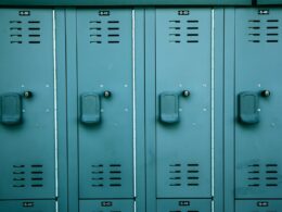 Jak wybrać szafki uczniowskie, aby poprawić komfort codziennego funkcjonowania szkoły