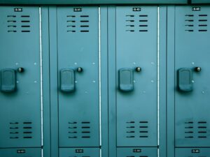 Jak wybrać szafki uczniowskie, aby poprawić komfort codziennego funkcjonowania szkoły