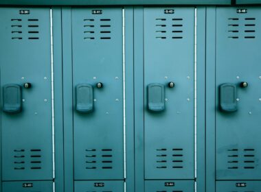 Jak wybrać szafki uczniowskie, aby poprawić komfort codziennego funkcjonowania szkoły